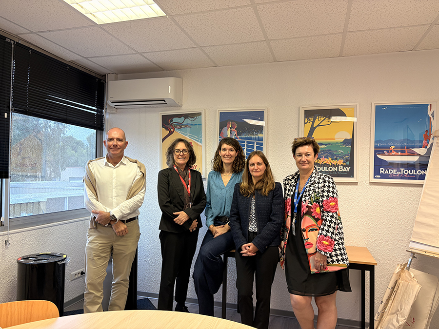 De gauche à droite, Jean-Christophe Barbagelate - directeur adjoint des opérations portuaires, Muriel Joer Le Corre - Secrétaire Générale de la COP régionale, Marianne Garde - responsable du pôle environnement qualité Ports rade de Toulon, Mathilde Chervet - chargée de mission planification au SGAR, Christine Rosso - directrice des ports et des concessions.