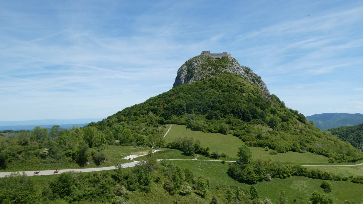 Le château de Montségur sur son pog et le bâtiment d'accueil