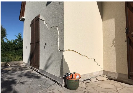 Maison fissurée par la sécheresse