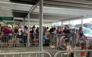 Des usagers en attente dans une gare maritime