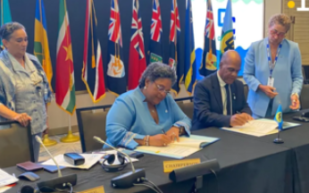 Serge Letchimy, le président de la Collectivité Territoriale signe l'adhésion de la Martinique à la Caricom